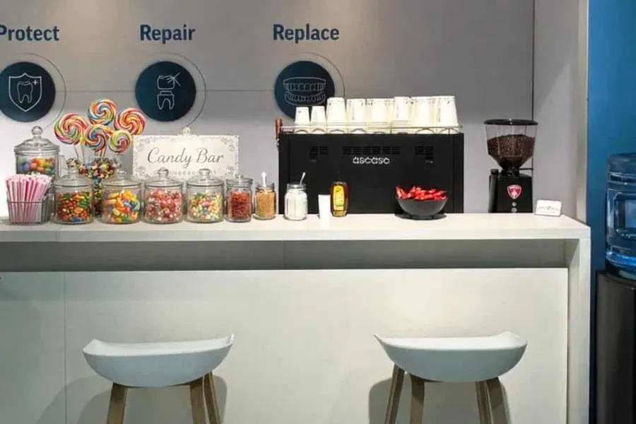 Siebträgermaschine und Mühle der Barista Helden auf der vorhandenen Theke eines Messestands